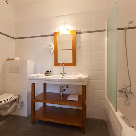 Hotel River 4*